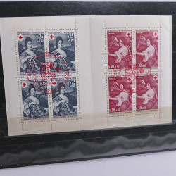 Vrac philatélique de timbres du monde neufs et oblitérés en un carton.