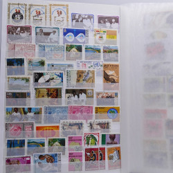 Vrac philatélique de timbres du monde neufs et oblitérés en un carton.