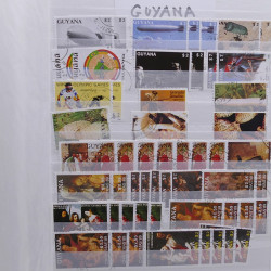 Vrac philatélique de timbres du monde neufs et oblitérés en un carton.