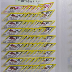 Vrac philatélique de timbres du monde neufs et oblitérés en un carton.