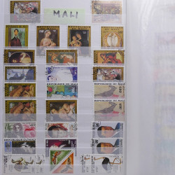Vrac philatélique de timbres du monde neufs et oblitérés en un carton.