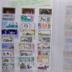 Vrac philatélique de timbres du monde neufs et oblitérés en un carton.