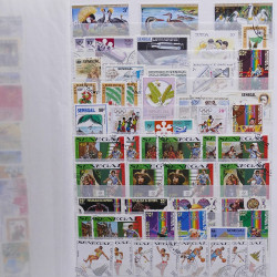 Vrac philatélique de timbres du monde neufs et oblitérés en un carton.