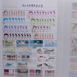 Vrac philatélique de timbres du monde neufs et oblitérés en un carton.