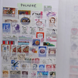 Vrac philatélique de timbres du monde neufs et oblitérés en un carton.