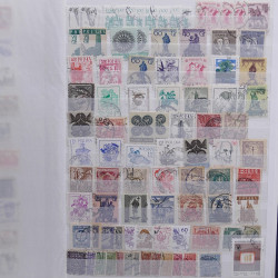 Vrac philatélique de timbres du monde neufs et oblitérés en un carton.