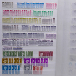 Vrac philatélique de timbres du monde neufs et oblitérés en un carton.