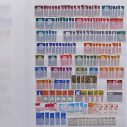 Vrac philatélique de timbres du monde neufs et oblitérés en un carton.