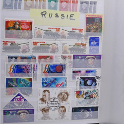 Vrac philatélique de timbres du monde neufs et oblitérés en un carton.