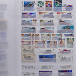 Vrac philatélique de timbres du monde neufs et oblitérés en un carton.