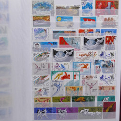 Vrac philatélique de timbres du monde neufs et oblitérés en un carton.