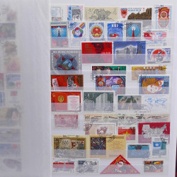 Vrac philatélique de timbres du monde neufs et oblitérés en un carton.