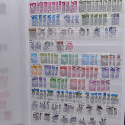 Vrac philatélique de timbres du monde neufs et oblitérés en un carton.