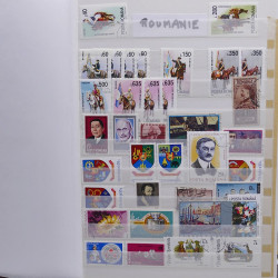 Vrac philatélique de timbres du monde neufs et oblitérés en un carton.