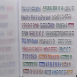 Vrac philatélique de timbres du monde neufs et oblitérés en un carton.