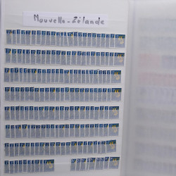 Vrac philatélique de timbres du monde neufs et oblitérés en un carton.