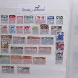 Vrac philatélique de timbres du monde neufs et oblitérés en un carton.