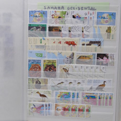 Vrac philatélique de timbres du monde neufs et oblitérés en un carton.