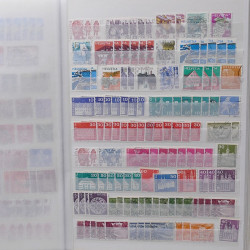 Vrac philatélique de timbres du monde neufs et oblitérés en un carton.