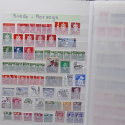 Vrac philatélique de timbres du monde neufs et oblitérés en un carton.