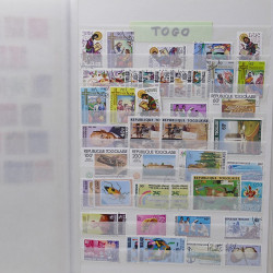 Vrac philatélique de timbres du monde neufs et oblitérés en un carton.