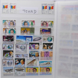 Vrac philatélique de timbres du monde neufs et oblitérés en un carton.