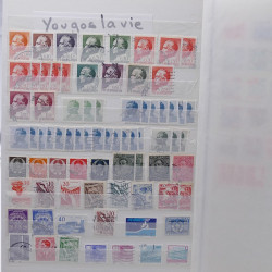 Vrac philatélique de timbres du monde neufs et oblitérés en un carton.