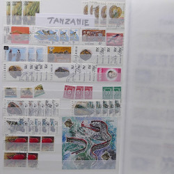 Vrac philatélique de timbres du monde neufs et oblitérés en un carton.