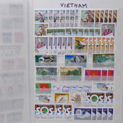 Vrac philatélique de timbres du monde neufs et oblitérés en un carton.