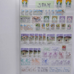 Vrac philatélique de timbres du monde neufs et oblitérés en un carton.