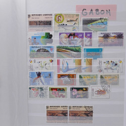 Vrac philatélique de timbres du monde neufs et oblitérés en un carton.