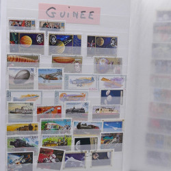 Vrac philatélique de timbres du monde neufs et oblitérés en un carton.