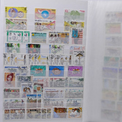 Vrac philatélique de timbres du monde neufs et oblitérés en un carton.