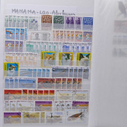 Vrac philatélique de timbres du monde neufs et oblitérés en un carton.