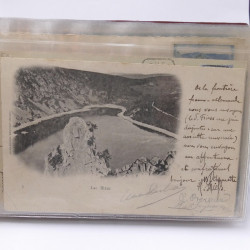 Vrac philatélique de timbres du monde neufs et oblitérés en un carton.