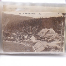 Vrac philatélique de timbres du monde neufs et oblitérés en un carton.