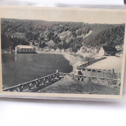 Vrac philatélique de timbres du monde neufs et oblitérés en un carton.