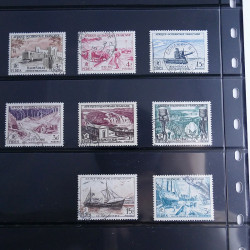 Vrac philatélique de timbres du monde neufs et oblitérés en un carton.