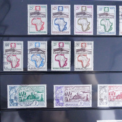 Vrac philatélique de timbres du monde neufs et oblitérés en un carton.
