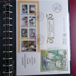 Vrac philatélique de timbres du monde neufs et oblitérés en un carton.