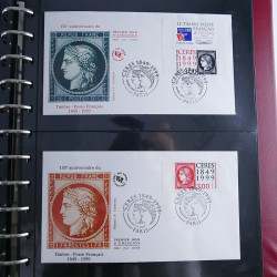 Vrac philatélique de timbres du monde neufs et oblitérés en un carton.