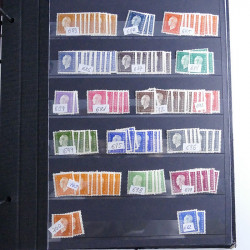 Vrac philatélique de timbres du monde neufs et oblitérés en un carton.