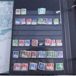 Vrac philatélique de timbres du monde neufs et oblitérés en un carton.