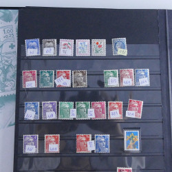 Vrac philatélique de timbres du monde neufs et oblitérés en un carton.