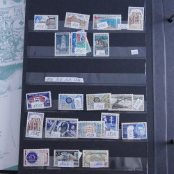 Vrac philatélique de timbres du monde neufs et oblitérés en un carton.