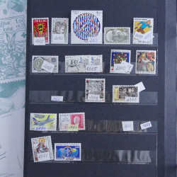 Vrac philatélique de timbres du monde neufs et oblitérés en un carton.