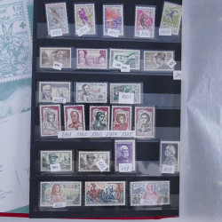 Vrac philatélique de timbres du monde neufs et oblitérés en un carton.