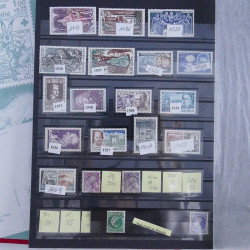 Vrac philatélique de timbres du monde neufs et oblitérés en un carton.