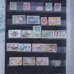 Vrac philatélique de timbres du monde neufs et oblitérés en un carton.