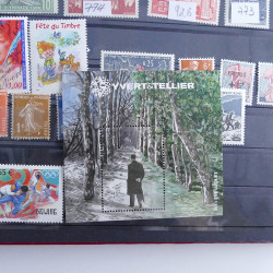 Vrac philatélique de timbres du monde neufs et oblitérés en un carton.